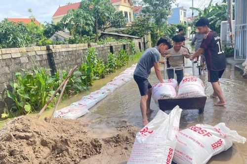 Hỗ trợ người dân ổn định đời sống sau cơn bão tại 'rốn lũ' Chương Mỹ, Hà Nội