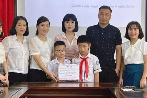 Hai anh em tiểu học 'đập lợn' ủng hộ 15 triệu đồng cho bạn mồ côi cha mẹ vì sạt lở đất