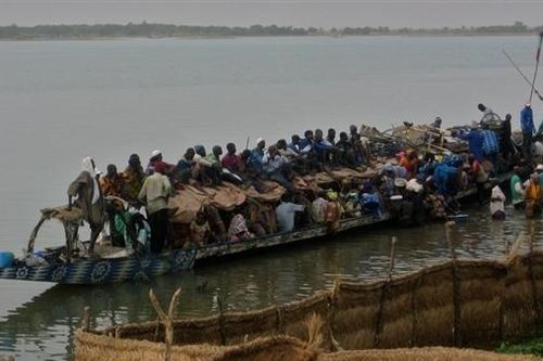 Lật thuyền chở nông dân đi làm ở Nigeria, 64 người thiệt mạng