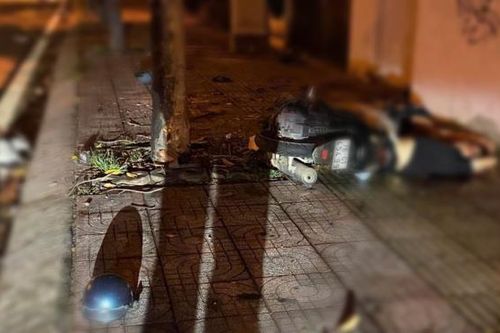 Hai sinh viên thương vong khi lao xe vào gốc cây trên vỉa hè