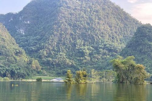 Cao Bằng: Xóm núi ngập sâu, nhiều ngôi nhà vẫn chìm trong biển nước