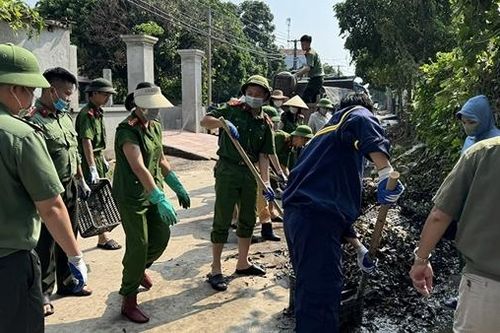 Công an Hưng Yên hỗ trợ nhân dân dọn dẹp sau mưa bão