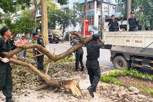 Tuổi trẻ CAND tiếp tục ra quân tổng dọn dẹp đường phố Hà Nội hậu bão số 3