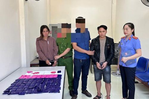 Cặp vợ chồng 'ôm' gần 17 nghìn viên ma túy