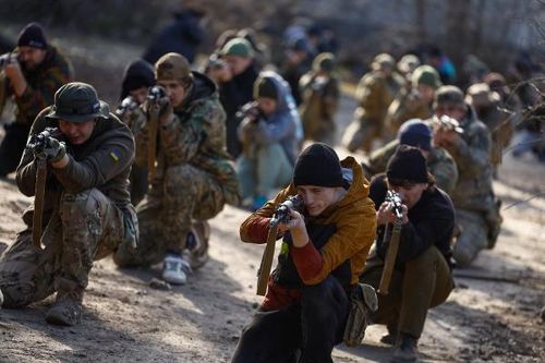 Ba Lan giục châu Âu 'khuyến khích' đàn ông Ukraine về nước chiến đấu