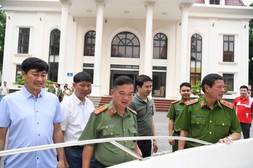 Trao tặng 1 cano hỗ trợ Công an tỉnh Phú Thọ thực hiện cứu nạn cứu hộ