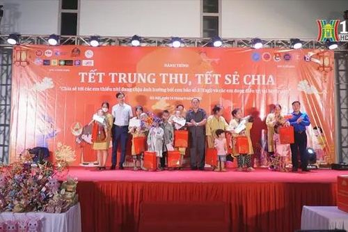 200 em nhỏ đón Tết Trung thu tại Bệnh viện Hà Đông
