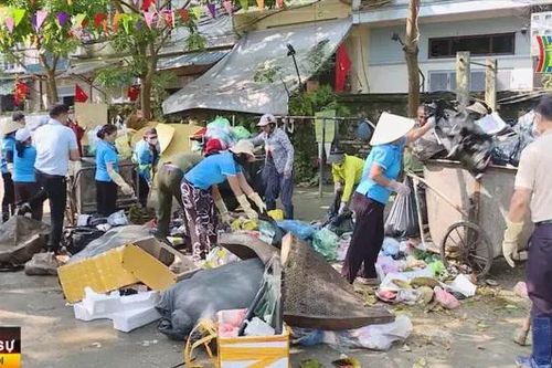 Hà Nội dồn tổng lực dọn vệ sinh môi trường sau bão