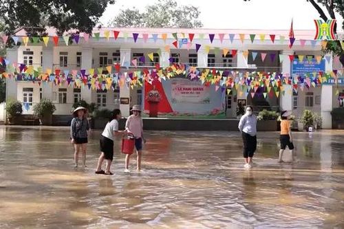 Người dân Hà Nội dọn bùn rác sau bão lũ