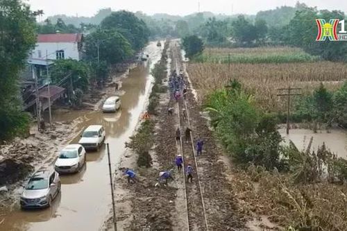 Thông tuyến đường sắt Yên Viên-Lào Cai sau bão số 3