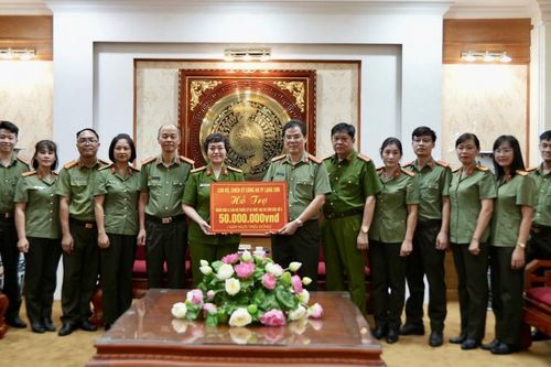 Đoàn thiện nguyện Công an tỉnh Lạng Sơn hỗ trợ tỉnh khắc phục thiệt hại do cơn bão số 3