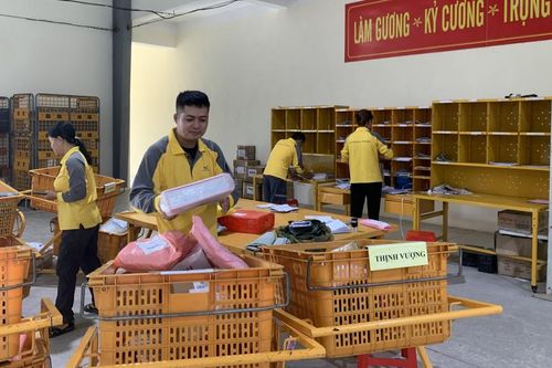 Bưu điện tỉnh tập trung vận chuyển những mặt hàng thiết yếu đến các vùng bị ảnh hưởng thiên tai