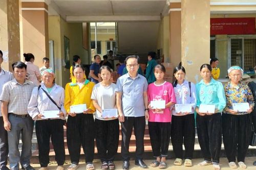 Hội Nông dân tỉnh trao hỗ trợ người dân bị thiệt hại do bão số 3