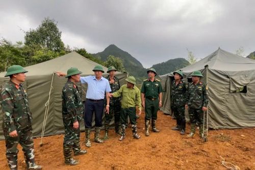Khẩn trương hoàn thành dựng nhà bạt đảm bảo chỗ ở cho người dân di dời ra khỏi khu vực sạt lở