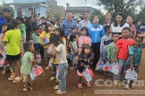 Báo Công an TPHCM trao 150 phần quà Trung thu tại huyện Đức Trọng