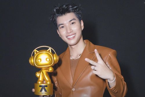 Showbiz 15/9: Hieuthuhai giành ngôi vị quán quân 'Anh trai say hi'