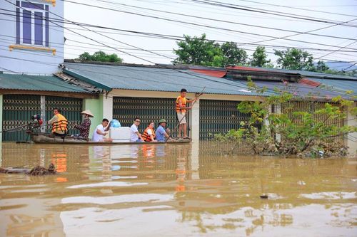 Băng rừng, vượt lũ đưa nước tinh khiết tới bà con vùng sâu vùng xa