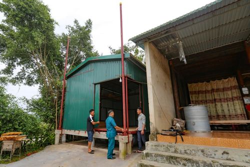 Độc đáo ngôi nhà nổi theo mực nước ở rốn lũ miền Trung