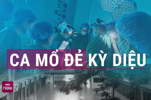 Ca 'vượt cạn' diệu kỳ trong lũ: Nhập viện bằng xuồng, mổ đẻ dưới ánh đèn flash