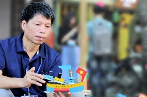 Làng làm đồ chơi Trung thu bằng sắt tây