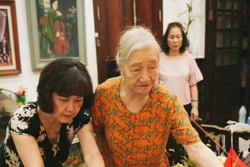 Cụ bà gìn giữ nét Trung thu truyền thống của người Hà Nội xưa