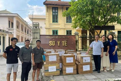 Những túi thuốc gia đình đầu tiên đã được Hội Thầy thuốc trẻ Việt Nam phân phối đến vùng lũ