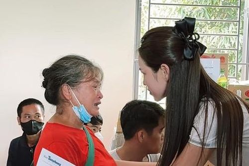 Nghẹn lòng với những lời tâm sự xót xa của Hoa hậu Đỗ Thị Hà khi tới Làng Nủ