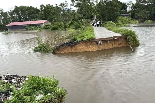 Hơn 300 sự cố uy hiếp an toàn đê điều trong đợt mưa bão