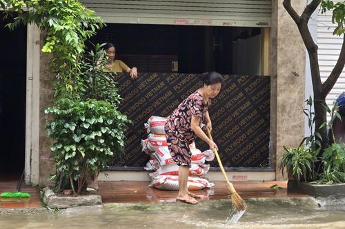 Người dân Hà Nội sơ tán do lũ đã trở về nơi ở cũ