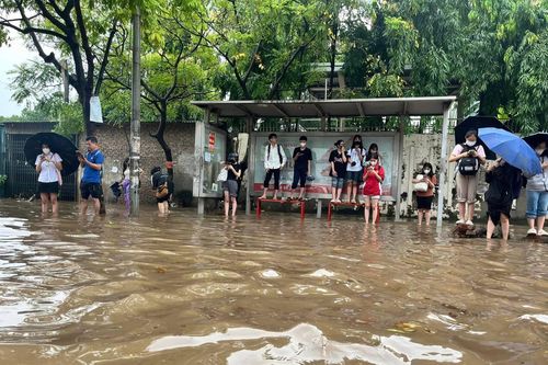 Cảnh sát giao thông nỗ lực điều tiết trên những tuyến phố Hà Nội ngập sâu sau mưa lớn