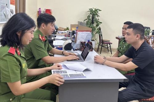 Màn kịch của gã trai giả là cán bộ trại giam...