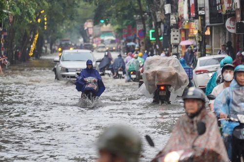 Mưa lớn khiến nhiều tuyến phố ngập sâu, người Hà Nội 'bì bõm' đi làm