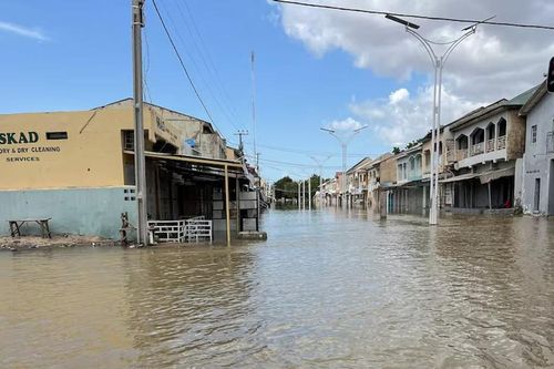 Gần 300 tù nhân trốn thoát khỏi nhà tù Nigeria sau lũ lụt