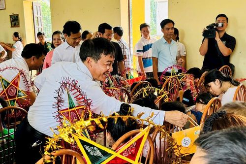 Trẻ em Sơn Tây vui Trung thu cùng Nghệ sỹ Xuân Bắc và Tự Long