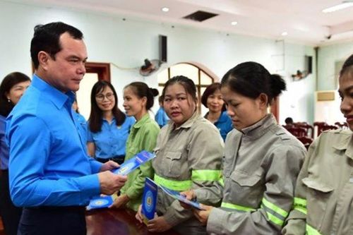 Chủ tịch Công đoàn Việt Nam thăm, tặng quà đoàn viên, người lao động bị ảnh hưởng bởi thiên tai