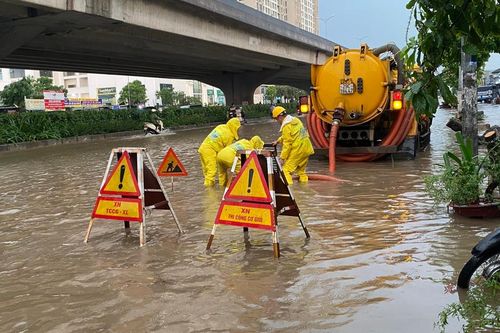 Hà Nội: công nhân thoát nước căng mình khơi thông ngập úng