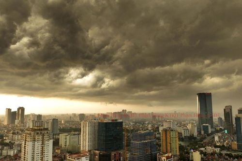 Bầu trời Hà Nội tối sầm, mây đen kéo đến đúng giờ tan tầm