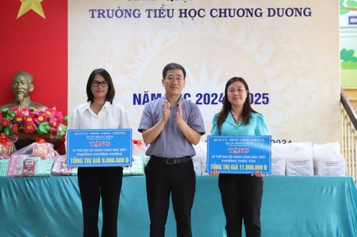 Tặng quà Trung thu cho thiếu nhi bị ảnh hưởng bởi bão lũ quận Hoàn Kiếm