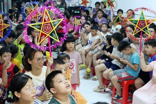 Tết Trung thu ấm áp nơi 'rốn lũ' Hà Nội