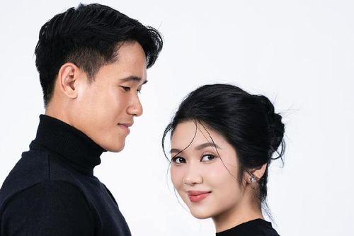 Trung vệ điển trai từng khoác áo ĐT Việt Nam khoe ảnh vợ bầu, fan khen nức nở bởi visual như diễn viên Hàn