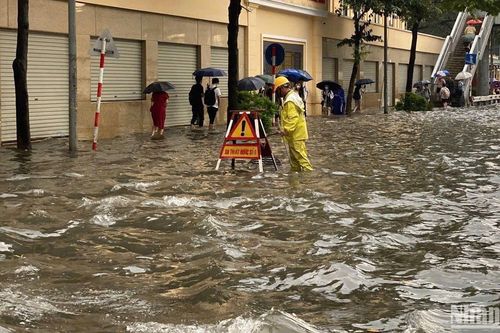 Mưa to gây ngập úng cục bộ một số tuyến phố Hà Nội