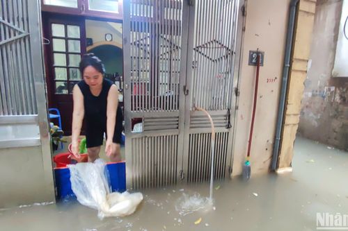 Người Hà Nội 'be bờ, tát nước', chạy máy bơm để chống ngập sau mưa lớn
