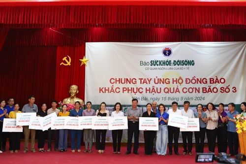 Thứ trưởng Y tế Đỗ Xuân Tuyên thăm động viên người dân vùng lũ Yên Bái