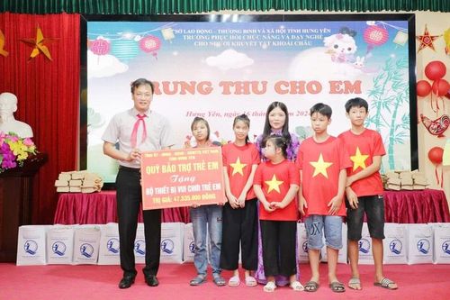 Tặng quà Trung thu cho trẻ em khuyết tật