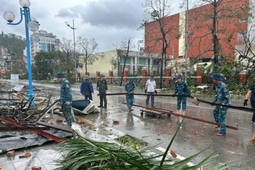 Sư đoàn 363 giúp nhân dân địa phương khắc phục hậu quả bão số 3