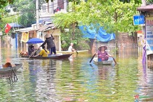 Nhiều nhà dân tại huyện Mỹ Đức (TP Hà Nội) vẫn chìm trong biển nước