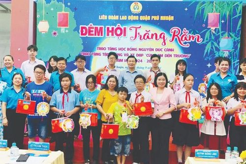 Trung thu ấm áp đến với con công nhân khó khăn