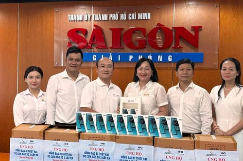 Tặng bà con vùng lũ 144 điện thoại di động 4G cùng 144 pin dự phòng