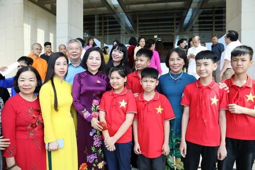 Phó Chủ tịch Quốc hội Nguyễn Thị Thanh tặng quà học sinh có hoàn cảnh đặc biệt khó khăn