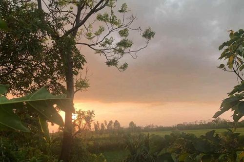 Bầu trời Hà Nội xuất hiện 'ráng mỡ gà', dấu hiệu sắp có mưa rất lớn